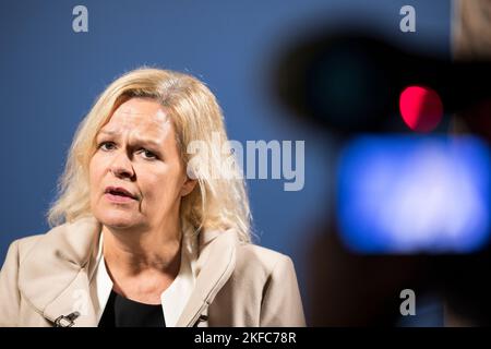 Eltville am Rhein, Allemagne. 17th novembre 2022. Nancy Faeser, ministre fédérale de l'intérieur et des Affaires intérieures, dans une interview devant un mur de presse au monastère d'Eberbach. Lors de la réunion de G7, les ministres de l'intérieur échangent leurs vues sur les valeurs communes de la démocratie, de l'État de droit et des droits de l'homme, ainsi que sur la justice sociale, l'égalité et la numérisation inclusive. Credit: Hannes P. Albert/dpa/Alay Live News Banque D'Images