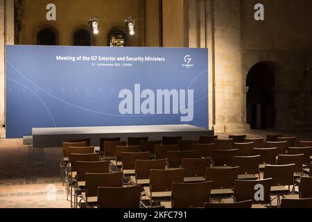 Eltville am Rhein, Allemagne. 17th novembre 2022. Mur de la presse dans la basilique du monastère d'Eberbach. Lors de la réunion de G7, les ministres de l'intérieur échangent leurs vues sur les valeurs communes de la démocratie, de l'État de droit et des droits de l'homme, ainsi que sur la justice sociale, l'égalité et la numérisation inclusive. Credit: Hannes P. Albert/dpa/Alay Live News Banque D'Images