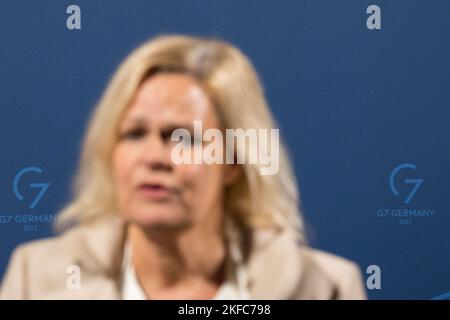 Eltville am Rhein, Allemagne. 17th novembre 2022. Nancy Faeser, Ministre fédérale de l'intérieur et des Affaires intérieures hors de propos devant un mur de presse avec le logo G7 dans le monastère d'Eberbach lors de la réunion de G7, les ministres de l'intérieur échangent leurs vues sur les valeurs communes de la démocratie, de l'État de droit et des droits de l'homme, ainsi que la justice sociale, l'égalité et la numérisation inclusive. Credit: Hannes P. Albert/dpa/Alay Live News Banque D'Images