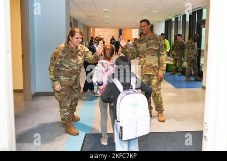 Le colonel Taona Enriquez, commandant de l'installation, et le Sgt. Alan Weary, chef du commandement de l'installation, souhaite la bienvenue aux élèves de l'école primaire Hanscom de retour en classe le premier jour de l'école à la base aérienne Hanscom, Mass., septembre 6. Les écoles primaires et secondaires Hanscom font partie du Lincoln public School District. Banque D'Images