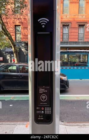 New York, États-Unis. 17th novembre 2022. Une tour sans fil 5G est vue sur Clinton Street, dans le Lower East Side, à New York, le 17 novembre 2022. New York City a conclu un accord avec LinkNYC pour installer 2 000 5G tours afin d'essayer d'éliminer les zones Internet mal desservies de la ville. Quatre-vingt-dix pour cent seront dans les quartiers du Bronx, Brooklyn, Queens, Staten Island et plus de 96th Street à Manhattan. Une fois les tours activées, les résidents bénéficient d'appels numériques gratuits, d'un accès Wi-Fi haut débit et d'un service cellulaire 5G h/24 et 7 h/24. (Photo de Samuel Rigelhaupt/Sipa USA) crédit: SIPA USA/Alay Live News Banque D'Images