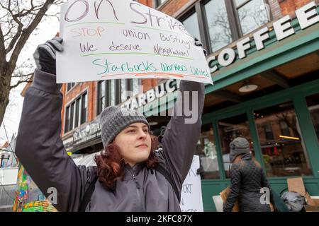 Ann Arbor, Michigan, États-Unis. 17th novembre 2022. Les employés de Starbucks sont en grève dans un café Starbucks. Les employés de ce magasin comptaient parmi plus de 100 magasins dans tout le pays participant à une grève des pratiques de travail déloyales pour des effectifs insuffisants le jour de la coupe Rouge de l'entreprise. Ils sont membres du syndicat Uni des travailleurs de Starbucks. Crédit : Jim West/Alay Live News Banque D'Images