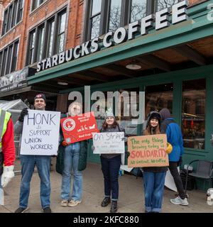 Ann Arbor, Michigan, États-Unis. 17th novembre 2022. Les employés de Starbucks sont en grève dans un café Starbucks. Les employés de ce magasin comptaient parmi plus de 100 magasins dans tout le pays participant à une grève des pratiques de travail déloyales pour des effectifs insuffisants le jour de la coupe Rouge de l'entreprise. Ils sont membres du syndicat Uni des travailleurs de Starbucks. Crédit : Jim West/Alay Live News Banque D'Images