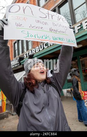 Ann Arbor, Michigan, États-Unis. 17th novembre 2022. Les employés de Starbucks sont en grève dans un café Starbucks. Les employés de ce magasin comptaient parmi plus de 100 magasins dans tout le pays participant à une grève des pratiques de travail déloyales pour des effectifs insuffisants le jour de la coupe Rouge de l'entreprise. Ils sont membres du syndicat Uni des travailleurs de Starbucks. Crédit : Jim West/Alay Live News Banque D'Images