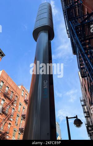 New York, États-Unis. 17th novembre 2022. Une tour sans fil 5G est vue sur Clinton Street, dans le Lower East Side, à New York, le 17 novembre 2022. New York City a conclu un accord avec LinkNYC pour installer 2 000 5G tours afin d'essayer d'éliminer les zones Internet mal desservies de la ville. Quatre-vingt-dix pour cent seront dans les quartiers du Bronx, Brooklyn, Queens, Staten Island et plus de 96th Street à Manhattan. Une fois les tours activées, les résidents bénéficient d'appels numériques gratuits, d'un accès Wi-Fi haut débit et d'un service cellulaire 5G h/24 et 7 h/24. (Photo de Samuel Rigelhaupt/Sipa USA) crédit: SIPA USA/Alay Live News Banque D'Images