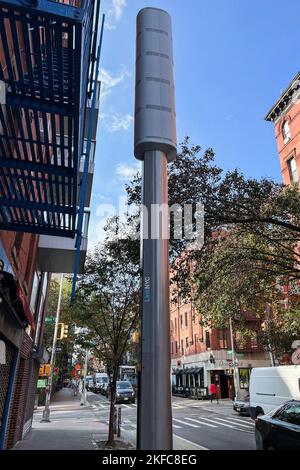 New York, États-Unis. 17th novembre 2022. Une tour sans fil 5G est vue sur Clinton Street, dans le Lower East Side, à New York, le 17 novembre 2022. New York City a conclu un accord avec LinkNYC pour installer 2 000 5G tours afin d'essayer d'éliminer les zones Internet mal desservies de la ville. Quatre-vingt-dix pour cent seront dans les quartiers du Bronx, Brooklyn, Queens, Staten Island et plus de 96th Street à Manhattan. Une fois les tours activées, les résidents bénéficient d'appels numériques gratuits, d'un accès Wi-Fi haut débit et d'un service cellulaire 5G h/24 et 7 h/24. (Photo de Samuel Rigelhaupt/Sipa USA) crédit: SIPA USA/Alay Live News Banque D'Images