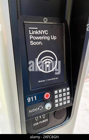 New York, États-Unis. 17th novembre 2022. Une tour sans fil 5G est vue sur Clinton Street, dans le Lower East Side, à New York, le 17 novembre 2022. New York City a conclu un accord avec LinkNYC pour installer 2 000 5G tours afin d'essayer d'éliminer les zones Internet mal desservies de la ville. Quatre-vingt-dix pour cent seront dans les quartiers du Bronx, Brooklyn, Queens, Staten Island et plus de 96th Street à Manhattan. Une fois les tours activées, les résidents bénéficient d'appels numériques gratuits, d'un accès Wi-Fi haut débit et d'un service cellulaire 5G h/24 et 7 h/24. (Photo de Samuel Rigelhaupt/Sipa USA) crédit: SIPA USA/Alay Live News Banque D'Images