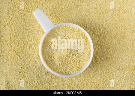 Yellow garri, vue de dessus de nigerian garri, frit manioc, garri pour eba, nourriture nigériane Banque D'Images