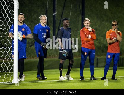 DOHA - le gardien de but de Hollande Justin Bijlow, le gardien de but de Hollande Remko Pasveer, l'entraîneur de gardien de but de Hollande Frans Hoek et l'entraîneur assistant de Hollande Edgar Davids lors d'une réunion de l'équipe nationale néerlandaise avec un groupe de vingt travailleurs migrants au complexe de formation de l'Université du Qatar. La plupart des migrants ont travaillé à la construction de stades au Qatar ces dernières années. Selon la KNVB, les joueurs souhaitent parler aux travailleurs migrants. ANP KOEN VAN WEEL Banque D'Images