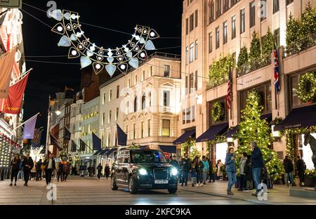 USAGE ÉDITORIAL SEUL Un nouveau design d'éclairage, en hommage à la reine Elizabeth II, est dévoilé sur Bond Street à Londres lors de son événement annuel d'allumage des lumières de Noël. Date de la photo: Jeudi 17 novembre 2022. Banque D'Images