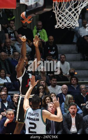 Bologna, Italie, 17/11/2022, semi Ojeleye (Segafredo Virtus Bologna) contrecarré par Josep Puerto (Valencia basket Club) lors du match de championnat de basket-ball Euroligue Segafredo Virtus Bologna vs. Valencia basket Club - Bologne, 17 novembre 2022 au palais sportif de Paladozza Banque D'Images