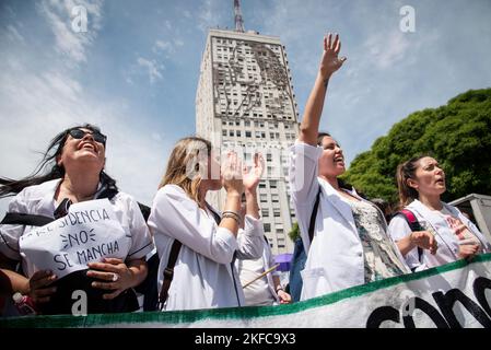 Buenos Aires, Argentine. 17th novembre 2022. Les travailleurs de la santé chantent des slogans pendant la manifestation. Les médecins argentins participent au rassemblement de santé publique sur les bas salaires et les mauvaises conditions de travail dues à la crise du système de santé publique. Crédit : SOPA Images Limited/Alamy Live News Banque D'Images