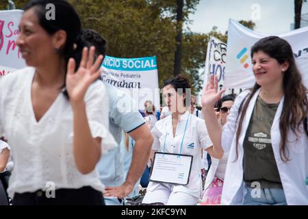 Buenos Aires, Argentine. 17th novembre 2022. Les travailleurs de la santé participent à la démonstration. Les médecins argentins participent au rassemblement de santé publique sur les bas salaires et les mauvaises conditions de travail dues à la crise du système de santé publique. Crédit : SOPA Images Limited/Alamy Live News Banque D'Images