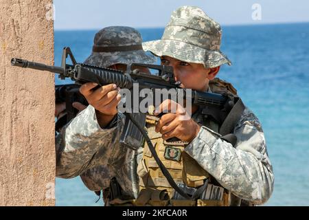 AQABA, Jordanie - des membres du service libanais affectés au Régiment du Commando marin libanais effectuent des opérations sur la plage pendant l'exercice d'entraînement du Lion impatiente au camp Badger d'Aqaba, en Jordanie, au 6 septembre 2022. L’exercice Eager Lion est considéré comme l’événement marquant de la relation militaire plus large des États-Unis avec les forces armées jordaniennes, l’un des partenaires les plus solides et les plus fiables du Commandement central des États-Unis dans la région, ouvrir la voie à la sécurité et à la stabilité en utilisant des scénarios conventionnels et non conventionnels pour activer un groupe de travail conjoint combiné. Cet exercice souligne l’United Stat Banque D'Images