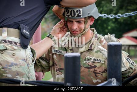 SPC. John Caruso, un Lombard, Illinois, natif et infantryman affecté à la Compagnie B, 2nd Bataillon, 151st Infantry Regiment, Illinois Army National Guard, a son casque ajusté par le cadre avant de descendre une tour de 60 pieds lors d'un cours d'assaut aérien organisé à Camp Dodge à Johnston, Iowa, le 6 septembre 2022. Plus de 200 soldats et aviateurs ont participé à un cours d'assaut aérien de l'armée américaine de 12 jours qui s'est tenu au Camp Dodge, qui forme les membres du service aux opérations de chargement de harnais et de rappel. Les étudiants ont pratiqué la mise en rappel et le tapis sur la tour. Cadre de l'entraînement du guerrier de la Garde nationale de l'Armée de terre Banque D'Images