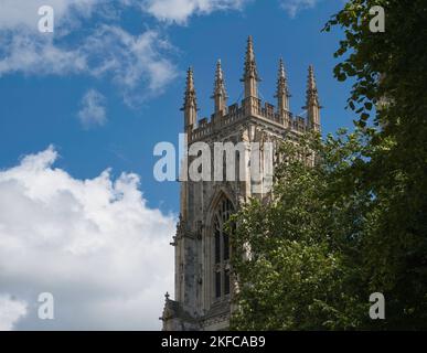 La partie supérieure de l'une des deux tours sur le côté ouest de York Minster, North Yorkshire, Angleterre Banque D'Images