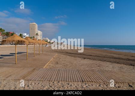 Parasols sur la plage de sable de Peniscola Costa del Azahar destination touristique Espagne Banque D'Images