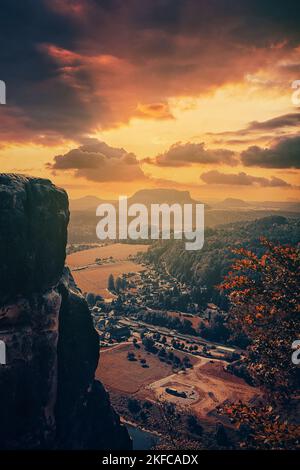 Beaux paysages panoramiques à Bad Schandau, la ville thermale de la Suisse saxonne. Enregistré au milieu de l'été dans la nature ouverte au parc national. Banque D'Images