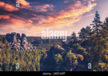 Beaux paysages panoramiques à Bad Schandau, la ville thermale de la Suisse saxonne. Enregistré au milieu de l'été dans la nature ouverte au parc national. Banque D'Images