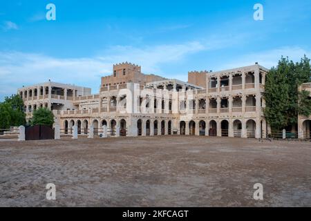 Bâtiment historique immobilier d'équitation avec des chevaux Arabes près de Falcon dans le souk de Doha, au Qatar. Banque D'Images