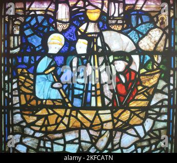 Panneau de vitraux du 15th siècle avec St.Cuthbert et des moines dans un bateau en mer avec dauphin en dessous à York Minster, York, Angleterre Banque D'Images