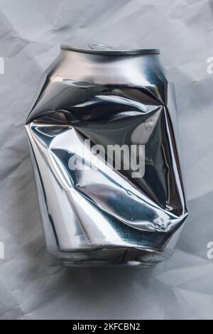 gros plan sur une boîte en aluminium étain argent métallique écrasée sans étiquette Banque D'Images
