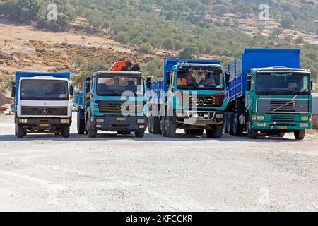 Camions garés de suite. Vues de Lesbos octobre 2022. Automne cym Banque D'Images