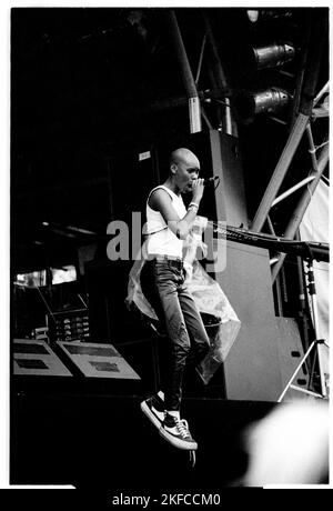 SKIN, SKUNK ANANSIE, FIRST GLASTONBURY : a Young Skin (Deborah Dyer) de Skunk Anansie sur la scène NME au Glastonbury Festival, Pilton, Angleterre, 24 juin 1995. C'est leur première représentation à Glastonbury. Photographie : ROB WATKINS Banque D'Images