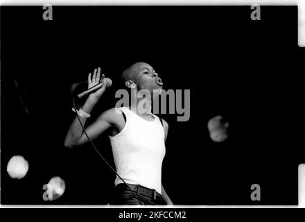 SKIN, SKUNK ANANSIE, FIRST GLASTONBURY : a Young Skin (Deborah Dyer) de Skunk Anansie sur la scène NME au Glastonbury Festival, Pilton, Angleterre, 24 juin 1995. C'est leur première représentation à Glastonbury. Photographie : ROB WATKINS Banque D'Images