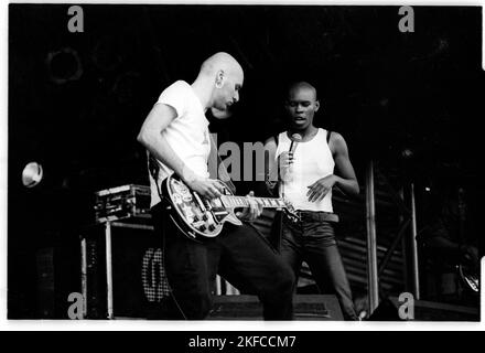 SKUNK ANANSIE, FIRST GLASTONBURY, 1995 : Skin (Deborah Dyer) et le guitariste Ace (Martin Ivor Kent) de Skunk Anansie sur la scène NME au Glastonbury Festival, Pilton, Angleterre, 24 juin 1995. C'est leur première représentation à Glastonbury. Photographie : ROB WATKINS Banque D'Images