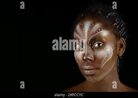 Art photo de femme Africal avec peintures ethniques tribales sur son visage Banque D'Images