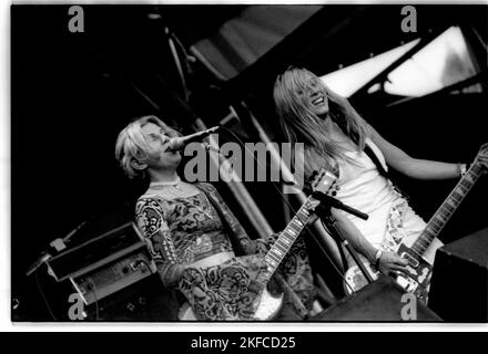 BELLY, GLASTONBURY FESTIVAL, 1993 : la chanteuse et guitariste Tanya Donelly et la bassiste Gail Greenwood de Belly sur la scène NME au Glastonbury Festival, Pilton, Angleterre, juin 26 1993. Photographie : ROB WATKINS. INFO : Belly, un groupe de rock alternatif originaire de Newport, Rhode Island, a émergé dans les années 90 avec son son mélodique et ses paroles introspectives. Des tubes comme « Feed the Tree » ont mis en valeur leur mélange captivant de folk et de rock alternatif, ce qui leur a valu un franc succès. Banque D'Images