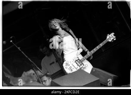 Le bassiste Gail Greenwood de Belly sur la scène NME au Glastonbury Festival, Pilton, Angleterre, 26 juin 1993. Photo: ROB WATKINS Banque D'Images