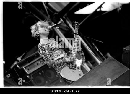 BELLY, GLASTONBURY FESTIVAL, 1993 : chanteuse et guitariste Tanya Donelly de Belly sur la scène NME au Glastonbury Festival, Pilton, Angleterre, juin 26 1993. Photographie : ROB WATKINS. INFO : Belly, un groupe de rock alternatif originaire de Newport, Rhode Island, a émergé dans les années 90 avec son son mélodique et ses paroles introspectives. Des tubes comme « Feed the Tree » ont mis en valeur leur mélange captivant de folk et de rock alternatif, ce qui leur a valu un franc succès. Banque D'Images