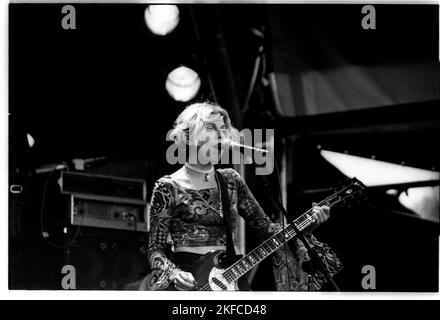 BELLY, GLASTONBURY FESTIVAL, 1993 : chanteuse et guitariste Tanya Donelly de Belly sur la scène NME au Glastonbury Festival, Pilton, Angleterre, juin 26 1993. Photographie : ROB WATKINS. INFO : Belly, un groupe de rock alternatif originaire de Newport, Rhode Island, a émergé dans les années 90 avec son son mélodique et ses paroles introspectives. Des tubes comme « Feed the Tree » ont mis en valeur leur mélange captivant de folk et de rock alternatif, ce qui leur a valu un franc succès. Banque D'Images