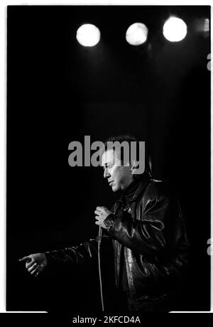 BILL HICKS, LIVE STANDUP, UK, 1992 : Bill Hicks (1961-94), légende de la comédie standup, lors de sa tournée Relentless UK Tour jouant en direct devant une foule à guichet fermé au Great Hall, Université de Cardiff, pays de Galles, Royaume-Uni, 17 novembre 1992. Photographie : ROB WATKINS. INFO : Bill Hicks, un génie comique des années 80 et 90, a défié les normes sociétales avec son esprit vif et son commentaire social incisif. Ses routines de stand-up intrépides abordaient la politique, la religion et l'existentialisme, laissant le public rire et contempler les complexités de l'expérience humaine. Banque D'Images