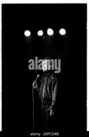 BILL HICKS, LIVE STANDUP, UK, 1992 : Bill Hicks (1961-94), légende de la comédie standup, lors de sa tournée Relentless UK Tour jouant en direct devant une foule à guichet fermé au Great Hall, Université de Cardiff, pays de Galles, Royaume-Uni, 17 novembre 1992. Photographie : ROB WATKINS. INFO : Bill Hicks, un génie comique des années 80 et 90, a défié les normes sociétales avec son esprit vif et son commentaire social incisif. Ses routines de stand-up intrépides abordaient la politique, la religion et l'existentialisme, laissant le public rire et contempler les complexités de l'expérience humaine. Banque D'Images