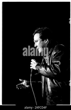 BILL HICKS, LIVE STANDUP, UK, 1992 : Bill Hicks (1961-94), légende de la comédie standup, lors de sa tournée Relentless UK Tour jouant en direct devant une foule à guichet fermé au Great Hall, Université de Cardiff, pays de Galles, Royaume-Uni, 17 novembre 1992. Photographie : ROB WATKINS. INFO : Bill Hicks, un génie comique des années 80 et 90, a défié les normes sociétales avec son esprit vif et son commentaire social incisif. Ses routines de stand-up intrépides abordaient la politique, la religion et l'existentialisme, laissant le public rire et contempler les complexités de l'expérience humaine. Banque D'Images