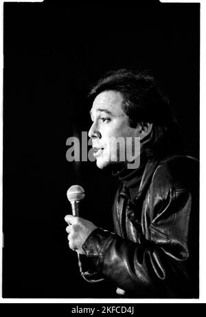 BILL HICKS, LIVE STANDUP, UK, 1992 : Bill Hicks (1961-94), légende de la comédie standup, lors de sa tournée Relentless UK Tour jouant en direct devant une foule à guichet fermé au Great Hall, Université de Cardiff, pays de Galles, Royaume-Uni, 17 novembre 1992. Photographie : ROB WATKINS. INFO : Bill Hicks, un génie comique des années 80 et 90, a défié les normes sociétales avec son esprit vif et son commentaire social incisif. Ses routines de stand-up intrépides abordaient la politique, la religion et l'existentialisme, laissant le public rire et contempler les complexités de l'expérience humaine. Banque D'Images