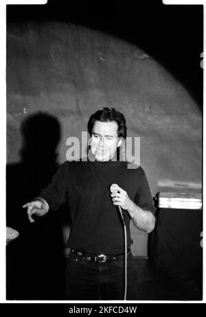 BILL HICKS, LIVE STANDUP, UK, 1992 : Bill Hicks (1961-94), légende de la comédie standup, lors de sa tournée Relentless UK Tour jouant en direct devant une foule à guichet fermé au Great Hall, Université de Cardiff, pays de Galles, Royaume-Uni, 17 novembre 1992. Photographie : ROB WATKINS. INFO : Bill Hicks, un génie comique des années 80 et 90, a défié les normes sociétales avec son esprit vif et son commentaire social incisif. Ses routines de stand-up intrépides abordaient la politique, la religion et l'existentialisme, laissant le public rire et contempler les complexités de l'expérience humaine. Banque D'Images