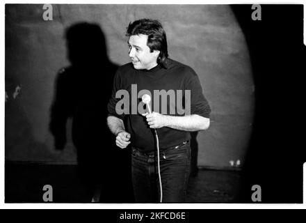 BILL HICKS, LIVE STANDUP, UK, 1992 : Bill Hicks (1961-94), légende de la comédie standup, lors de sa tournée Relentless UK Tour jouant en direct devant une foule à guichet fermé au Great Hall, Université de Cardiff, pays de Galles, Royaume-Uni, 17 novembre 1992. Photographie : ROB WATKINS. INFO : Bill Hicks, un génie comique des années 80 et 90, a défié les normes sociétales avec son esprit vif et son commentaire social incisif. Ses routines de stand-up intrépides abordaient la politique, la religion et l'existentialisme, laissant le public rire et contempler les complexités de l'expérience humaine. Banque D'Images