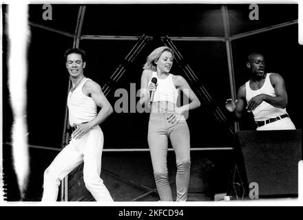 DANNII MINOGUE, CONCERT, 1995 : un jeune Dannii Minogue se produisant au Cardiff Big Weekend Festival sur les pelouses des musées à Cardiff, au pays de Galles, le 12 août 1995. Photographie : ROB WATKINS. INFO : Dannii Minogue est une chanteuse, actrice et personnalité de la télévision australienne, connue pour ses succès pop et sa carrière dynamique. Sœur cadette de Kylie Minogue, elle gagne en renommée avec des chansons comme I Begin to Wonder et en tant que juge sur The X Factor. Banque D'Images