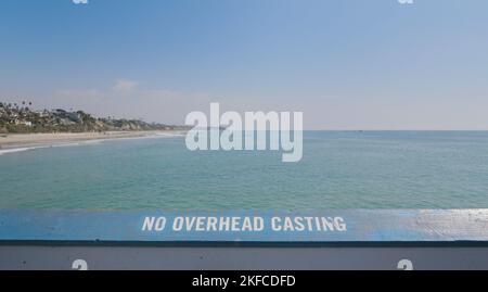 Plage à côté de la jetée de San Clemente dans le comté d'Orange, Californie, États-Unis Banque D'Images
