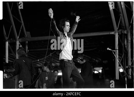 Nick Cave et The Bad Seeds jouent en direct sur la scène de la pyramide au Festival de Glastonbury, Angleterre, 25 juin 1994. Photo: Rob Watkins Banque D'Images