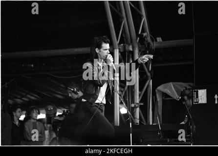 Nick Cave et The Bad Seeds jouent en direct sur la scène de la pyramide au Festival de Glastonbury, Angleterre, 25 juin 1994. Photo: Rob Watkins Banque D'Images