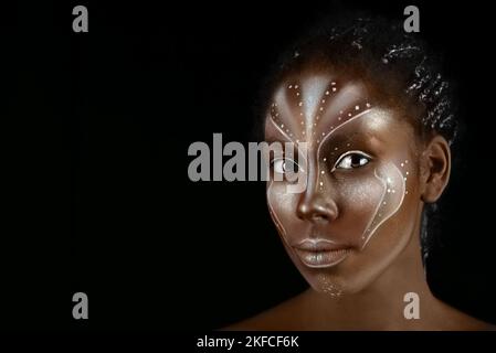 Art photo de femme Africal avec peintures ethniques tribales sur son visage Banque D'Images