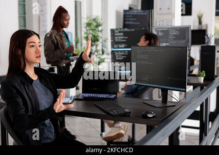 Développeur Web travaillant avec l'hologramme et le langage de codage dans la programmation de Big Data Office. Ingénieur analysant le script html holographique et la réalité augmentée pour développer une nouvelle interface serveur. Banque D'Images