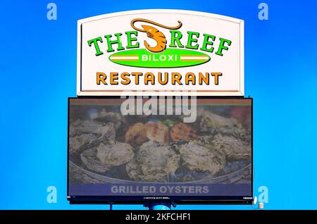 Un panneau pour le restaurant de fruits de mer Reef annonce huîtres grillées, 13 novembre 2022, à Biloxi, Mississippi. Banque D'Images