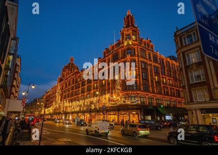 Noël 2022 lumières à l'avant du magasin Harrods Knightsbridge Londres Banque D'Images