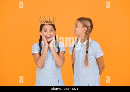 Comme jamais auparavant. Les petites filles égoïstes imaginent qu'elles sont princesse. Récompense de succès. Amitié d'enfance heureuse. prom queen. Enfants égoïstes rétro. Vintage Banque D'Images